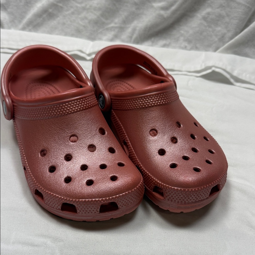 CROCS Women's Sandals in Deep Burgundy women’s6 men4, kids coral/metallic pink - Picture 15 of 16